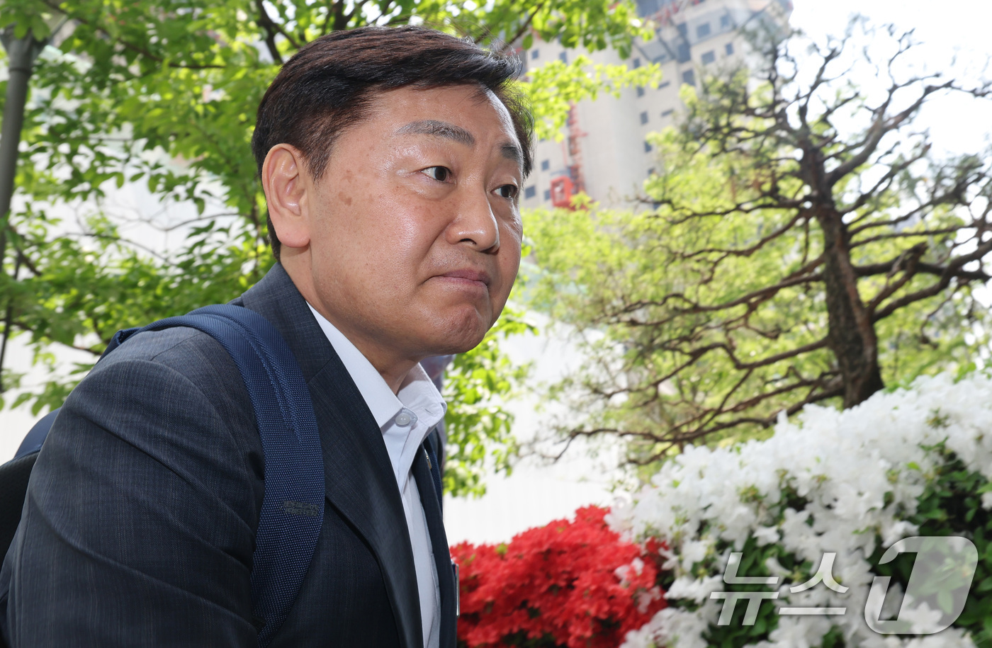 (과천=뉴스1) 임세영 기자 = 김관영 전북특별자치도지사가 30일 12·3 비상계엄 당시 '전북도청 폐쇄 의혹'과 관련해 피의자 조사를 받기 위해 경기 과천 2차 종합특검 사무실로 …