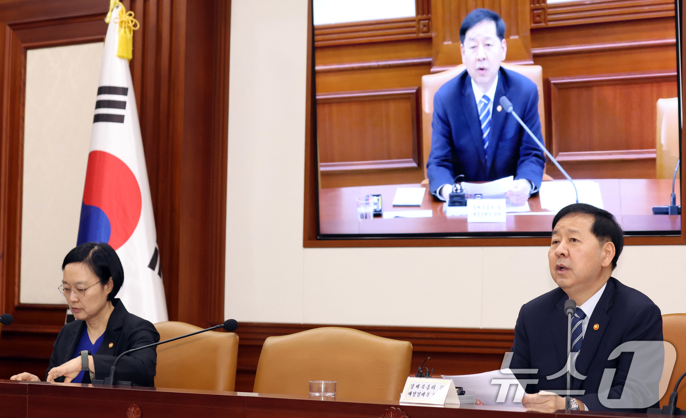 (서울=뉴스1) 김명섭 기자 = 구윤철 경제부총리 겸 재정경제부 장관이 30일 서울 종로구 세종대로 정부서울청사에서 열린 비상경제회의 겸 경제관계장관회의 겸 대외경제관계장관회의에서 …