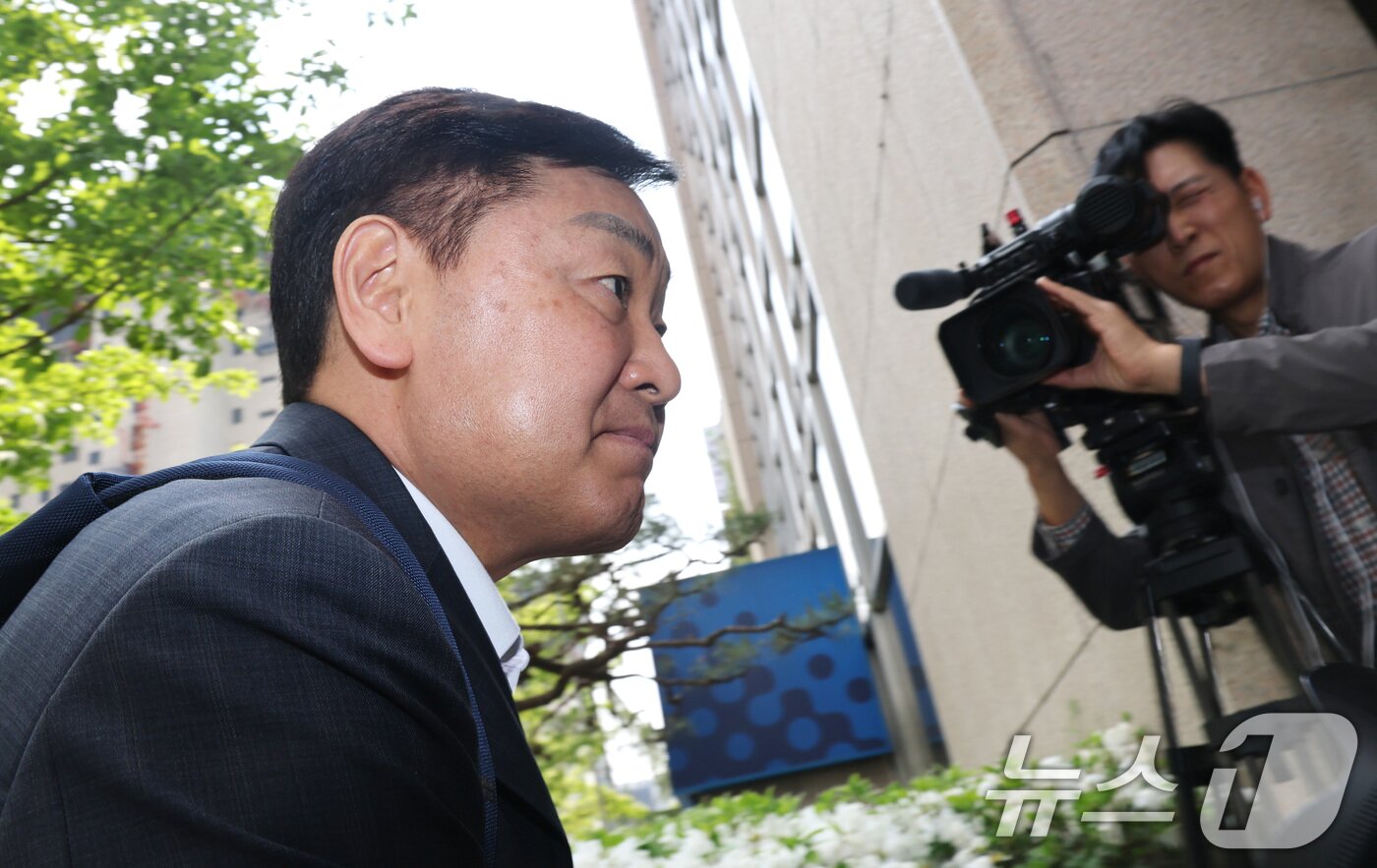 본문 이미지 - 김관영 전북특별자치도지사가 30일 12·3 비상계엄 당시 '전북도청 폐쇄 의혹'과 관련해 피의자 조사를 받기 위해 경기 과천 2차 종합특검 사무실로 출석하고 있다. 2026.4.30 ⓒ 뉴스1 임세영 기자