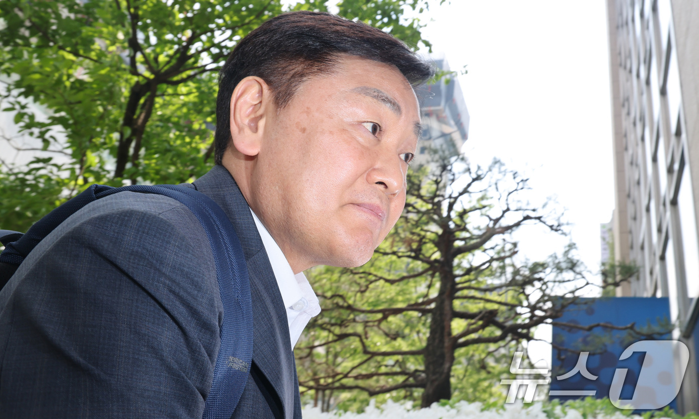 (과천=뉴스1) 임세영 기자 = 김관영 전북특별자치도지사가 30일 12·3 비상계엄 당시 '전북도청 폐쇄 의혹'과 관련해 피의자 조사를 받기 위해 경기 과천 2차 종합특검 사무실로 …