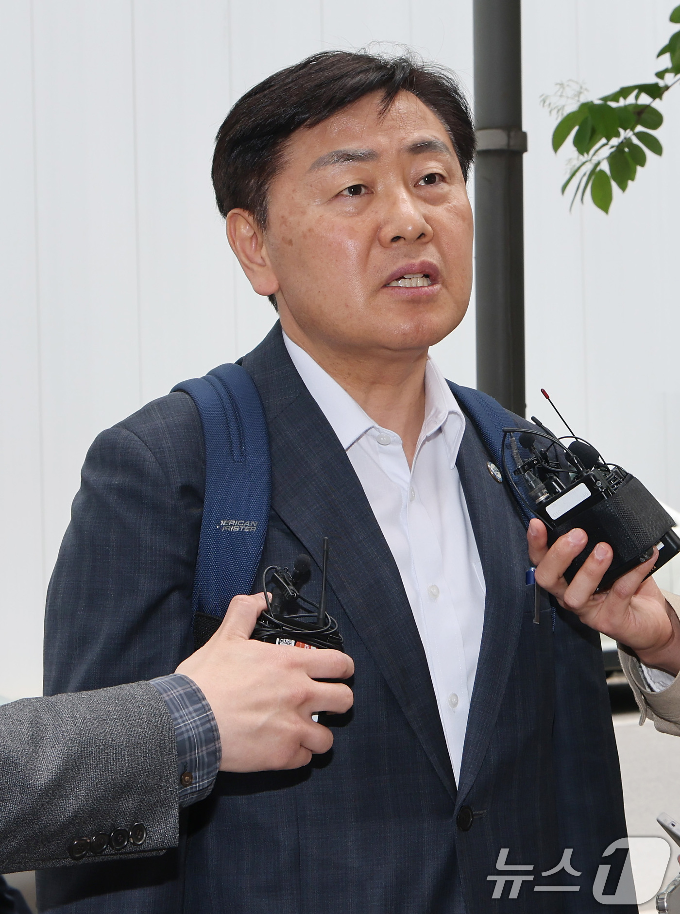 (과천=뉴스1) 임세영 기자 = 김관영 전북특별자치도지사가 30일 12·3 비상계엄 당시 '전북도청 폐쇄 의혹'과 관련해 피의자 조사를 받기 위해 경기 과천 2차 종합특검 사무실로 …