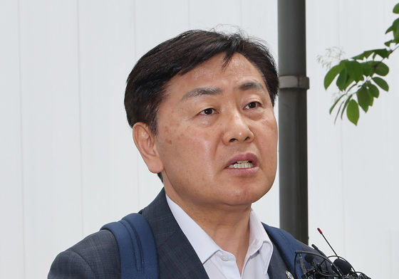 취재진 질문에 답하는 김관영 전북지사