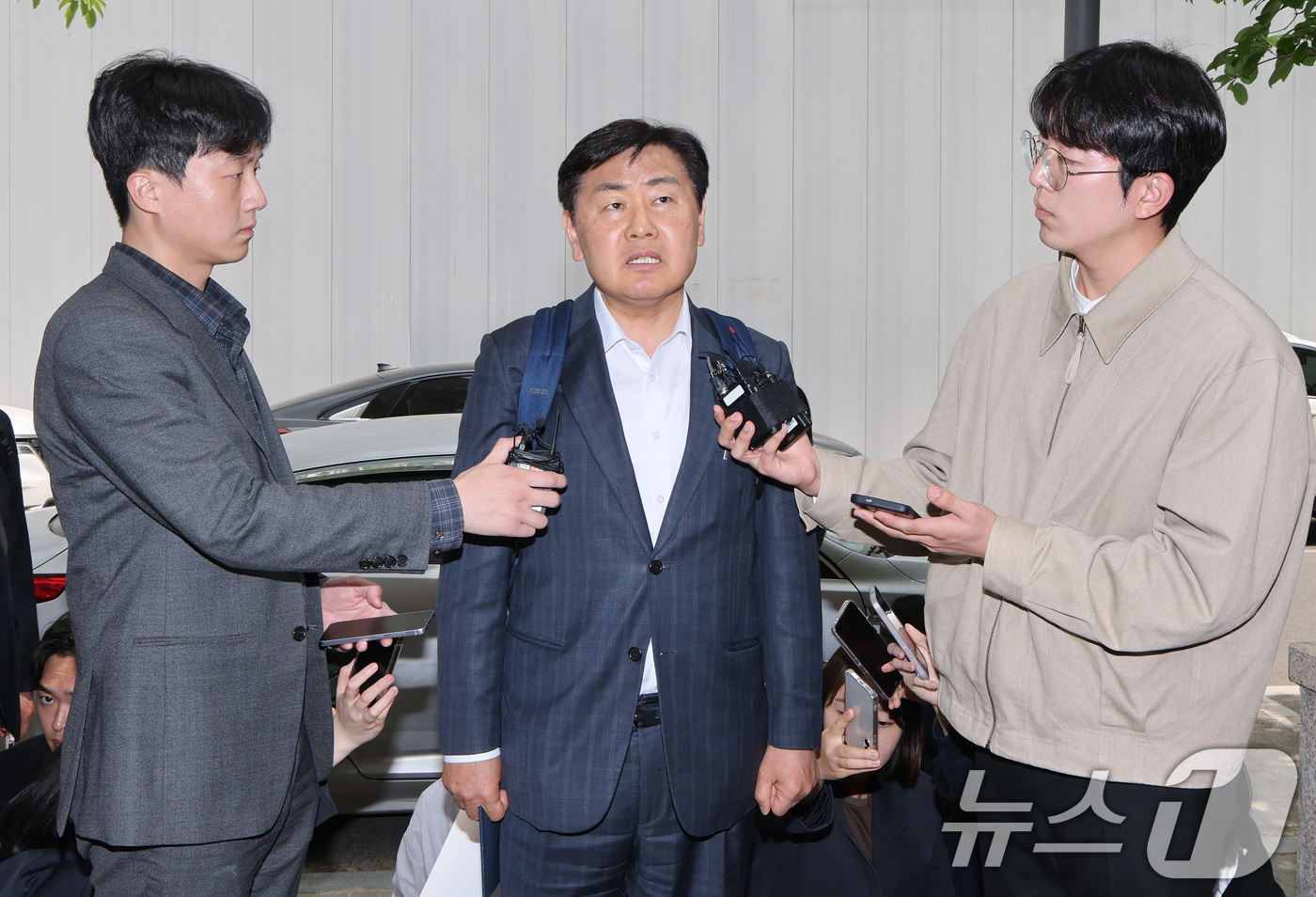 (과천=뉴스1) 임세영 기자 = 김관영 전북특별자치도지사가 30일 12·3 비상계엄 당시 '전북도청 폐쇄 의혹'과 관련해 피의자 조사를 받기 위해 경기 과천 2차 종합특검 사무실로 …