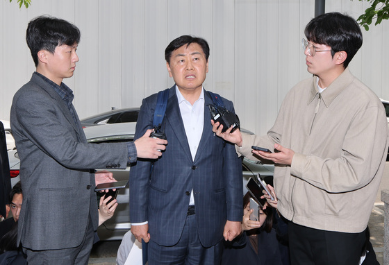 취재진 질문에 답하는 김관영 전북지사