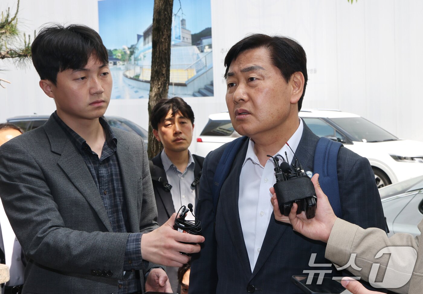 본문 이미지 - 김관영 전북특별자치도지사가 30일 12·3 비상계엄 당시 '전북도청 폐쇄 의혹'과 관련해 피의자 조사를 받기 위해 경기 과천 2차 종합특검 사무실로 출석하며 취재진 질문에 답하고 있다. 2026.4.30 ⓒ 뉴스1 임세영 기자