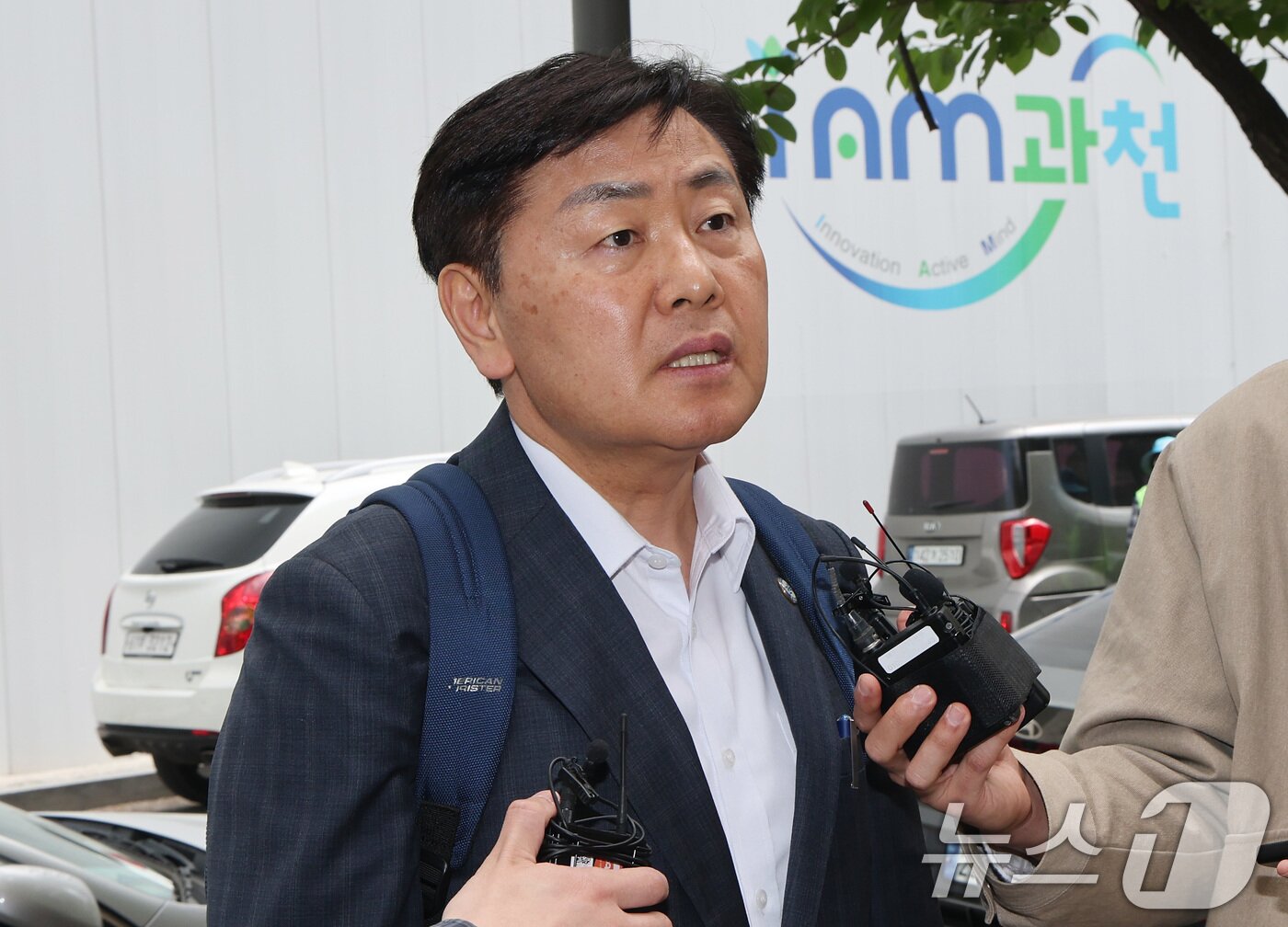 본문 이미지 - 김관영 전북특별자치도지사가 30일 12·3 비상계엄 당시 '전북도청 폐쇄 의혹'과 관련해 피의자 조사를 받기 위해 경기 과천 2차 종합특검 사무실로 출석하며 취재진 질문에 답하고 있다. 2026.4.30 ⓒ 뉴스1 임세영 기자