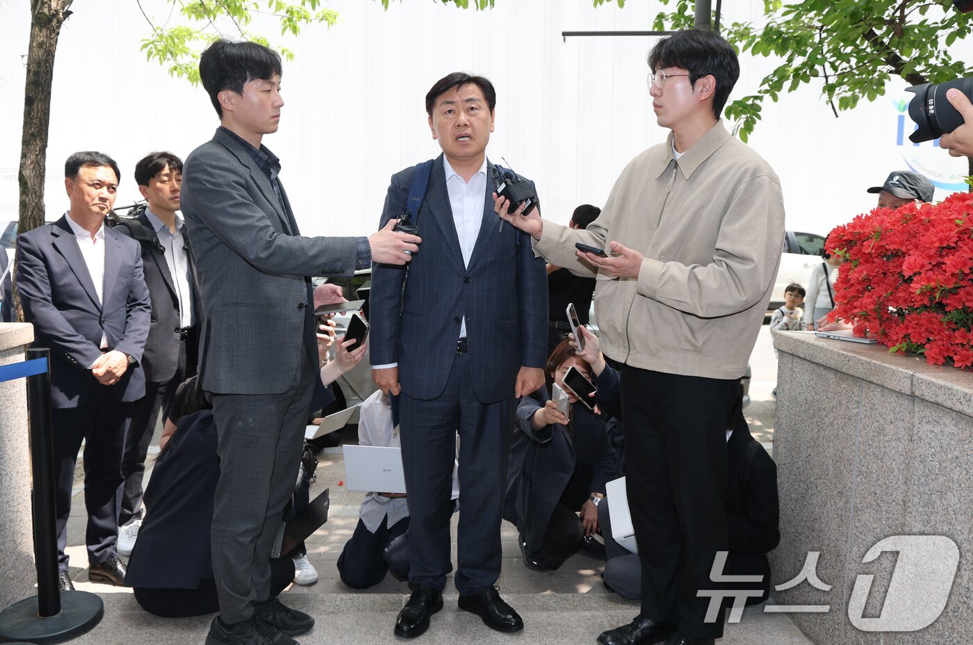 본문 이미지 - 김관영 전북특별자치도지사가 30일 12·3 비상계엄 당시 '전북도청 폐쇄 의혹'과 관련해 피의자 조사를 받기 위해 경기 과천 2차 종합특검 사무실로 출석하며 취재진 질문에 답하고 있다. 2026.4.30 ⓒ 뉴스1 임세영 기자