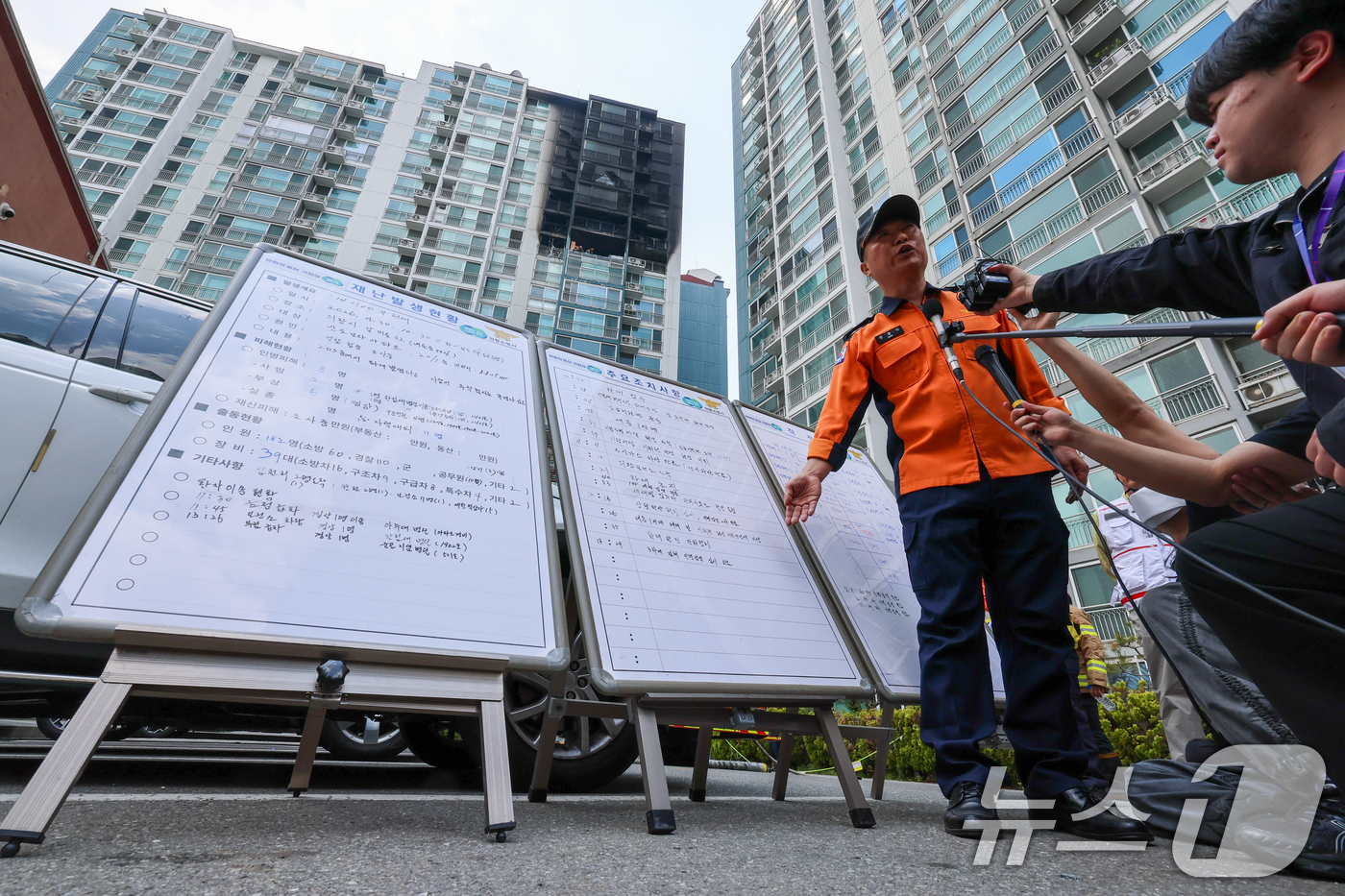 (의왕=뉴스1) 안은나 기자 = 문홍식 경기 의왕소방서 화재예방과장이 30일 오후 경기 의왕시 아파트 화재 현장에서 사고 내용에 대해 브리핑을 하고 있다.이 아파트 14층에서 발생 …