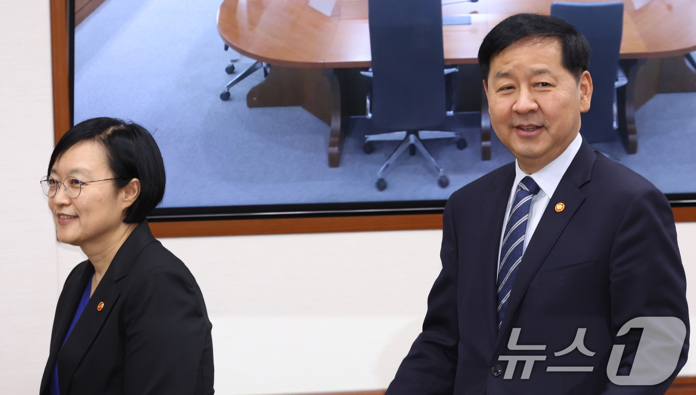 (서울=뉴스1) 김명섭 기자 = 구윤철 경제부총리 겸 재정경제부 장관과 한성숙 중소벤처기업부 장관이 30일 서울 종로구 세종대로 정부서울청사에서 열린 비상경제회의 겸 경제관계장관회 …