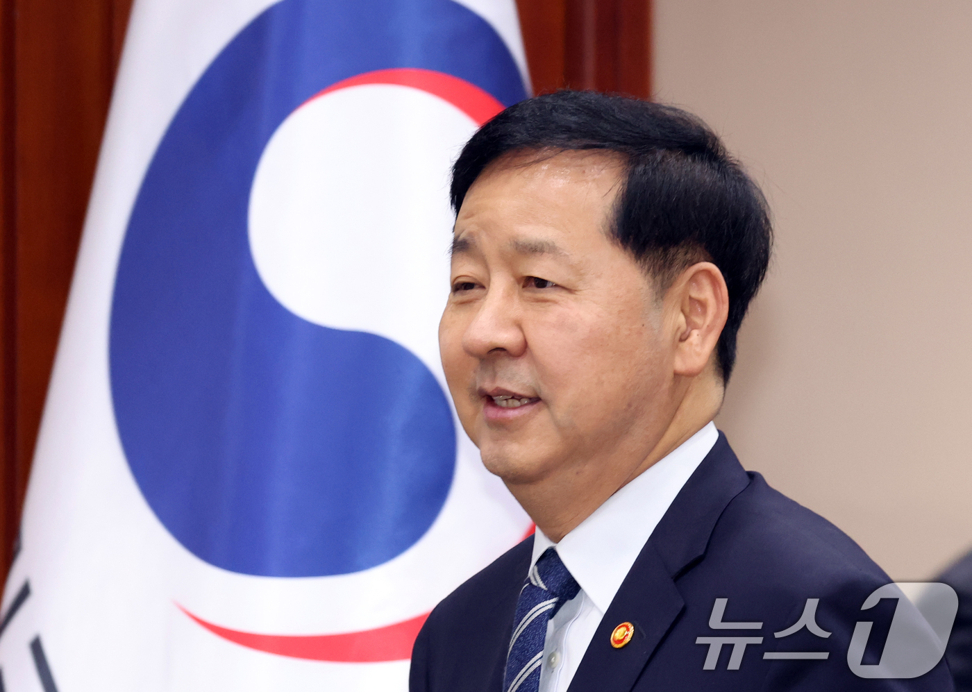 (서울=뉴스1) 김명섭 기자 = 구윤철 경제부총리 겸 재정경제부 장관과 한성숙 중소벤처기업부 장관이 30일 서울 종로구 세종대로 정부서울청사에서 열린 비상경제회의 겸 경제관계장관회 …