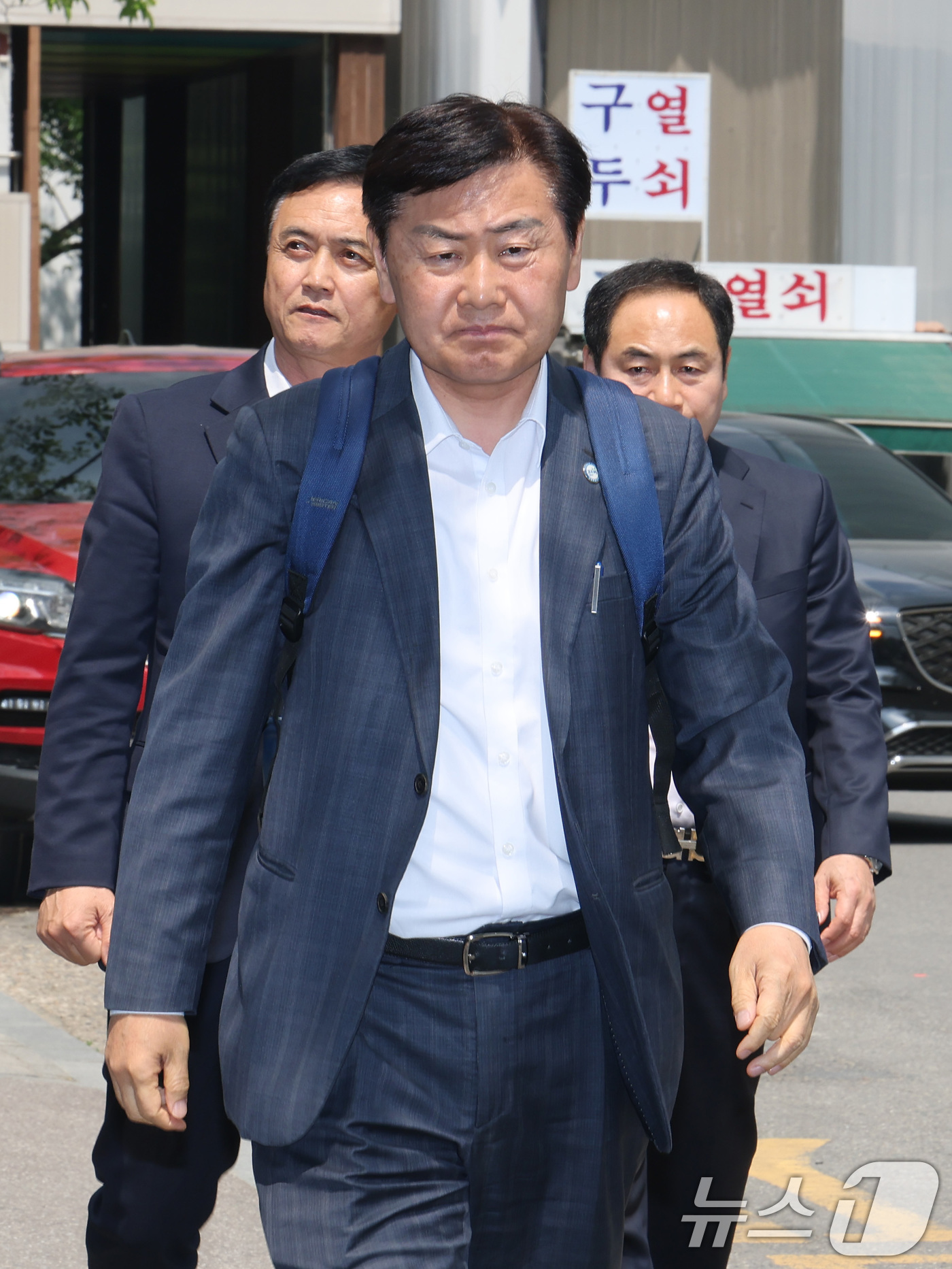 (과천=뉴스1) 임세영 기자 = 김관영 전북특별자치도지사가 30일 12·3 비상계엄 당시 '전북도청 폐쇄 의혹'과 관련해 피의자 조사를 받기 위해 경기 과천 2차 종합특검 사무실로 …