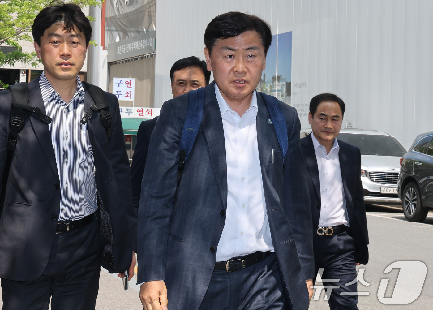 (과천=뉴스1) 임세영 기자 = 김관영 전북특별자치도지사가 30일 12·3 비상계엄 당시 '전북도청 폐쇄 의혹'과 관련해 피의자 조사를 받기 위해 경기 과천 2차 종합특검 사무실로 …