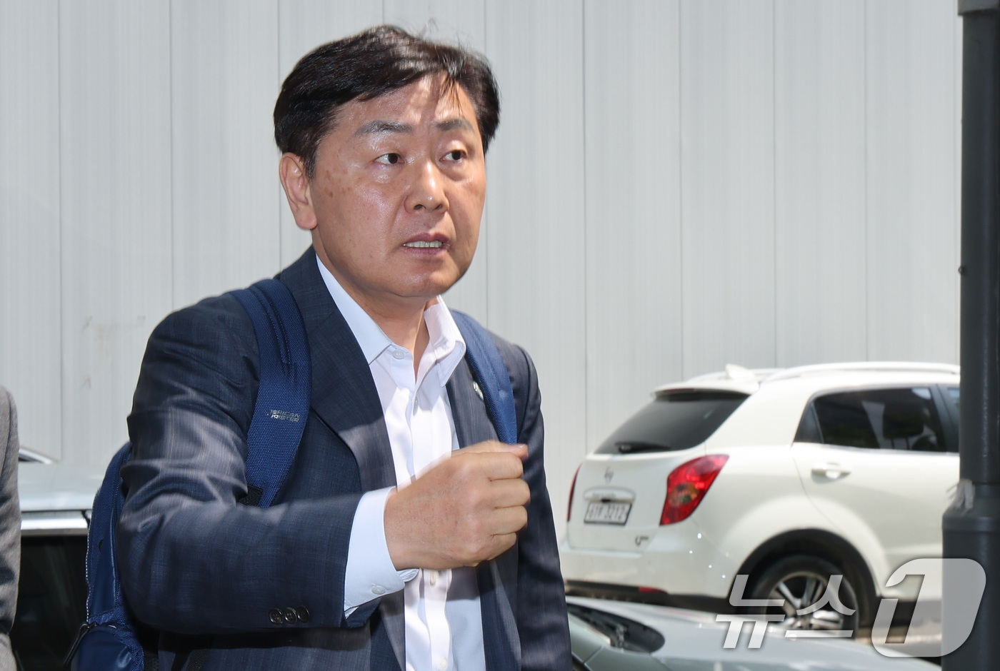 (과천=뉴스1) 임세영 기자 = 김관영 전북특별자치도지사가 30일 12·3 비상계엄 당시 '전북도청 폐쇄 의혹'과 관련해 피의자 조사를 받기 위해 경기 과천 2차 종합특검 사무실로 …