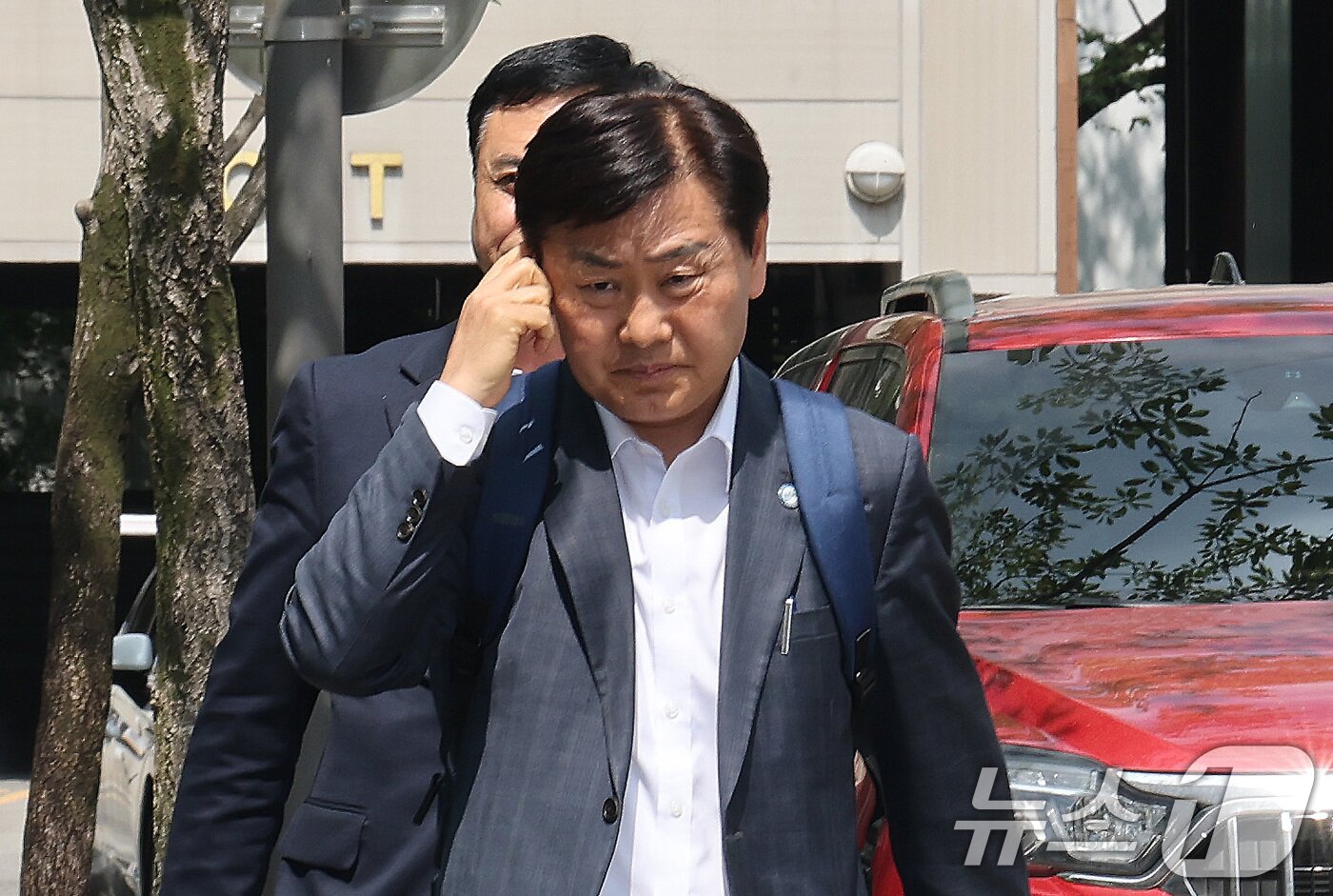 본문 이미지 - 김관영 전북특별자치도지사가 30일 12·3 비상계엄 당시 '전북도청 폐쇄 의혹'과 관련해 피의자 조사를 받기 위해 경기 과천 2차 종합특검 사무실로 출석하고 있다. 2026.4.30 ⓒ 뉴스1 임세영 기자