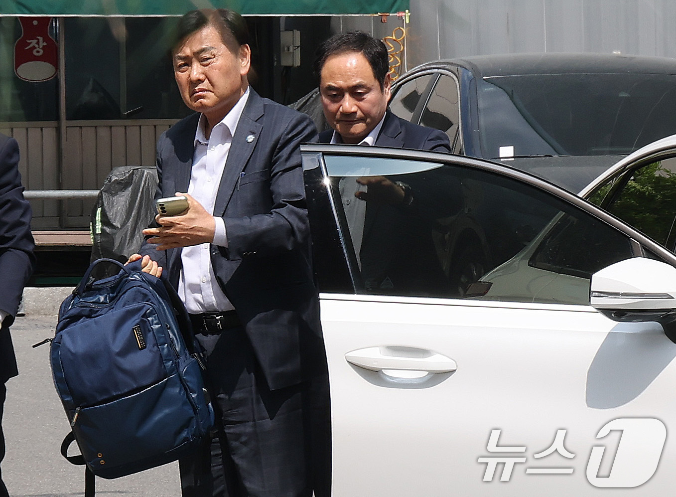 (과천=뉴스1) 임세영 기자 = 김관영 전북특별자치도지사가 30일 12·3 비상계엄 당시 '전북도청 폐쇄 의혹'과 관련해 피의자 조사를 받기 위해 경기 과천 2차 종합특검 사무실로 …