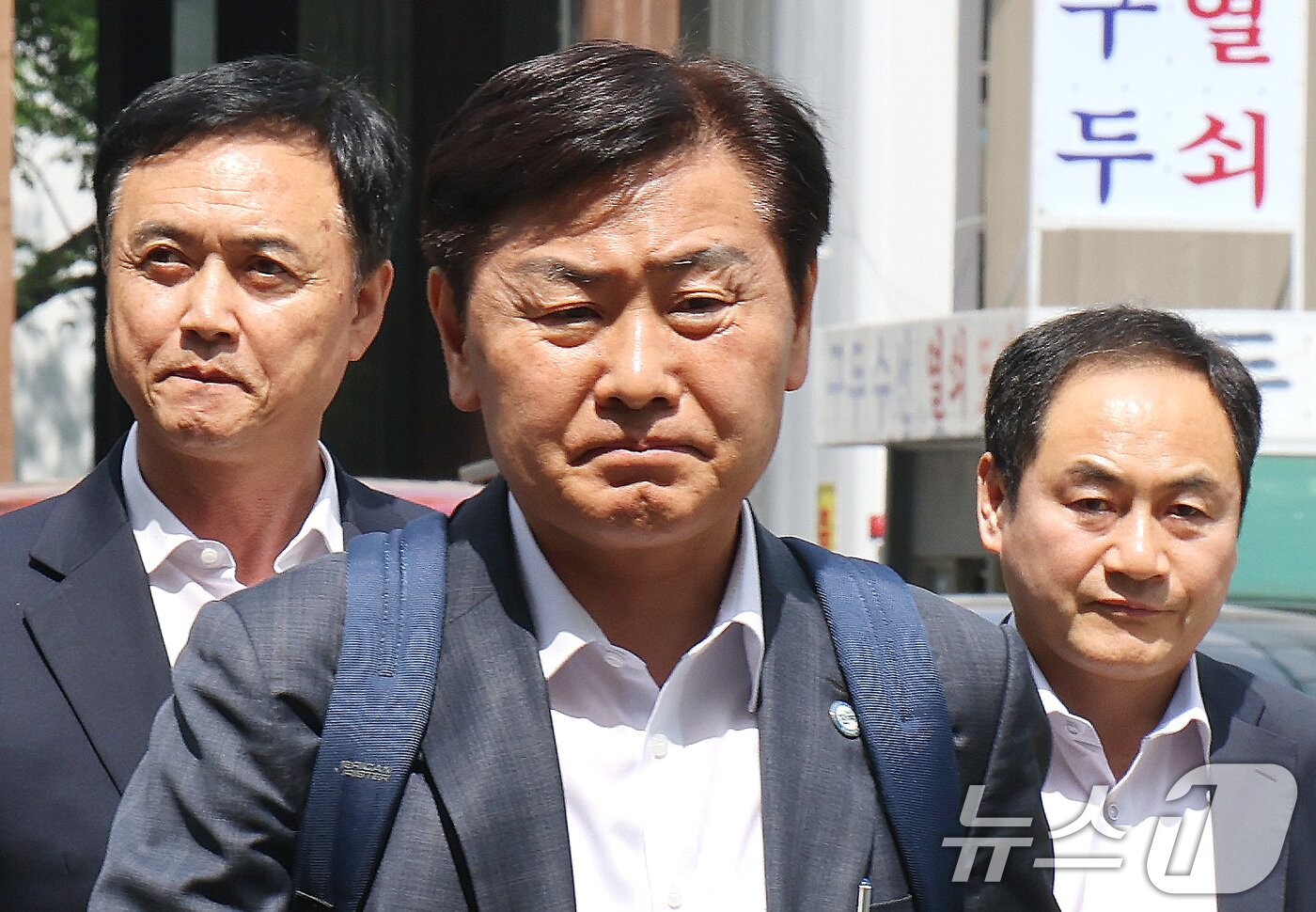 본문 이미지 - 김관영 전북특별자치도지사가 30일 12·3 비상계엄 당시 '전북도청 폐쇄 의혹'과 관련해 피의자 조사를 받기 위해 경기 과천 2차 종합특검 사무실로 출석하고 있다. 2026.4.30 ⓒ 뉴스1 임세영 기자