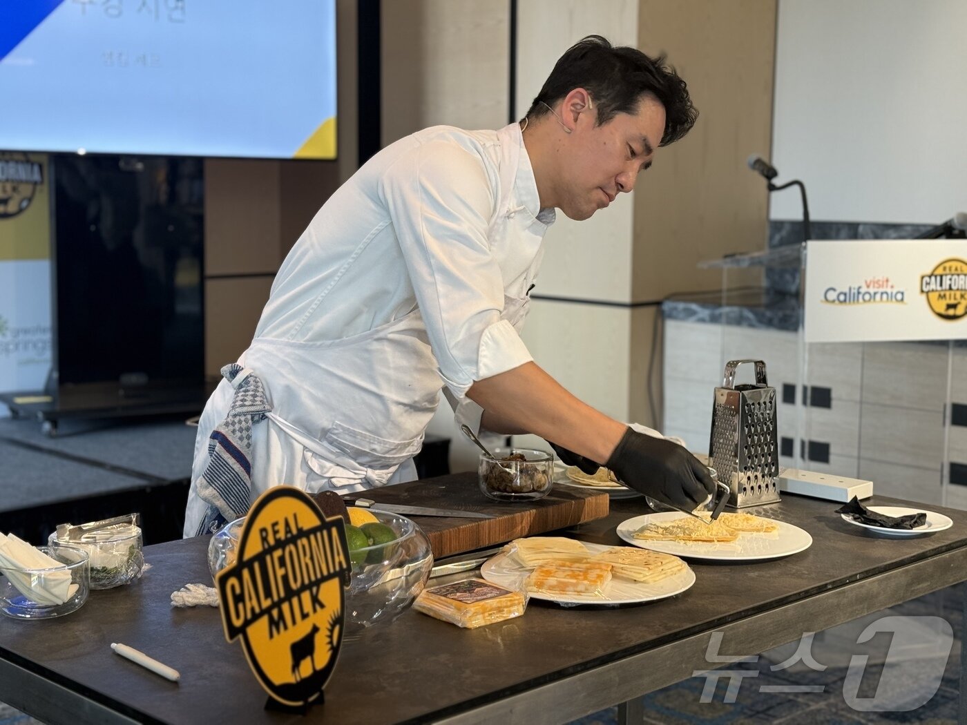 본문 이미지 - 샘킴 셰프가 30일 서울 종로구 포시즌스호텔서울에서 열린 캘리포니아 관광청·캘리포니아 유제품 협회 공동 미디어 행사에서 쿠킹 시연을 하고 있다. ⓒ 뉴스1 윤슬빈 관광전문기자