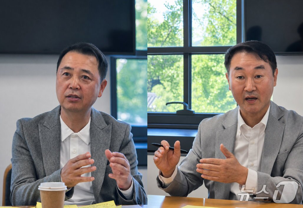 본문 이미지 - 황성익 한국모바일게임협회장(왼쪽)은 "'레알팜'처럼 게임 안에서 농사를 짓고 보상으로 실제 쌀을 보내주는 사례는 농민과 이용자 모두에게 도움이 되는 선의의 방식인데도 규제 때문에 제대로 운영하기 어려운 현실"이라고 말했다. 조영기 한국게임산업협회장은"(경품 허용은) 유저에게 혜택을 주면서도 마케팅 비용을 줄일 수 있는 수단인데, 지금은 문체부 의지만 있으면 상당 부분 진전을 만들 수 있는 문제"라고 말했다.