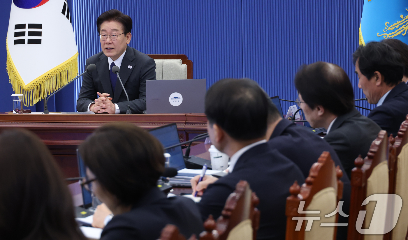 (서울=뉴스1) 이재명 기자 = 이재명 대통령이 30일 청와대에서 열린 수석보좌관회의에서 발언하고 있다. (청와대통신사진기자단) 2026.4.30/뉴스1