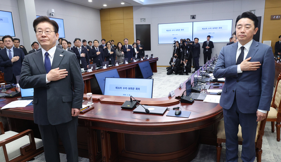 이재명 대통령, 수석보좌관회의 국민의례