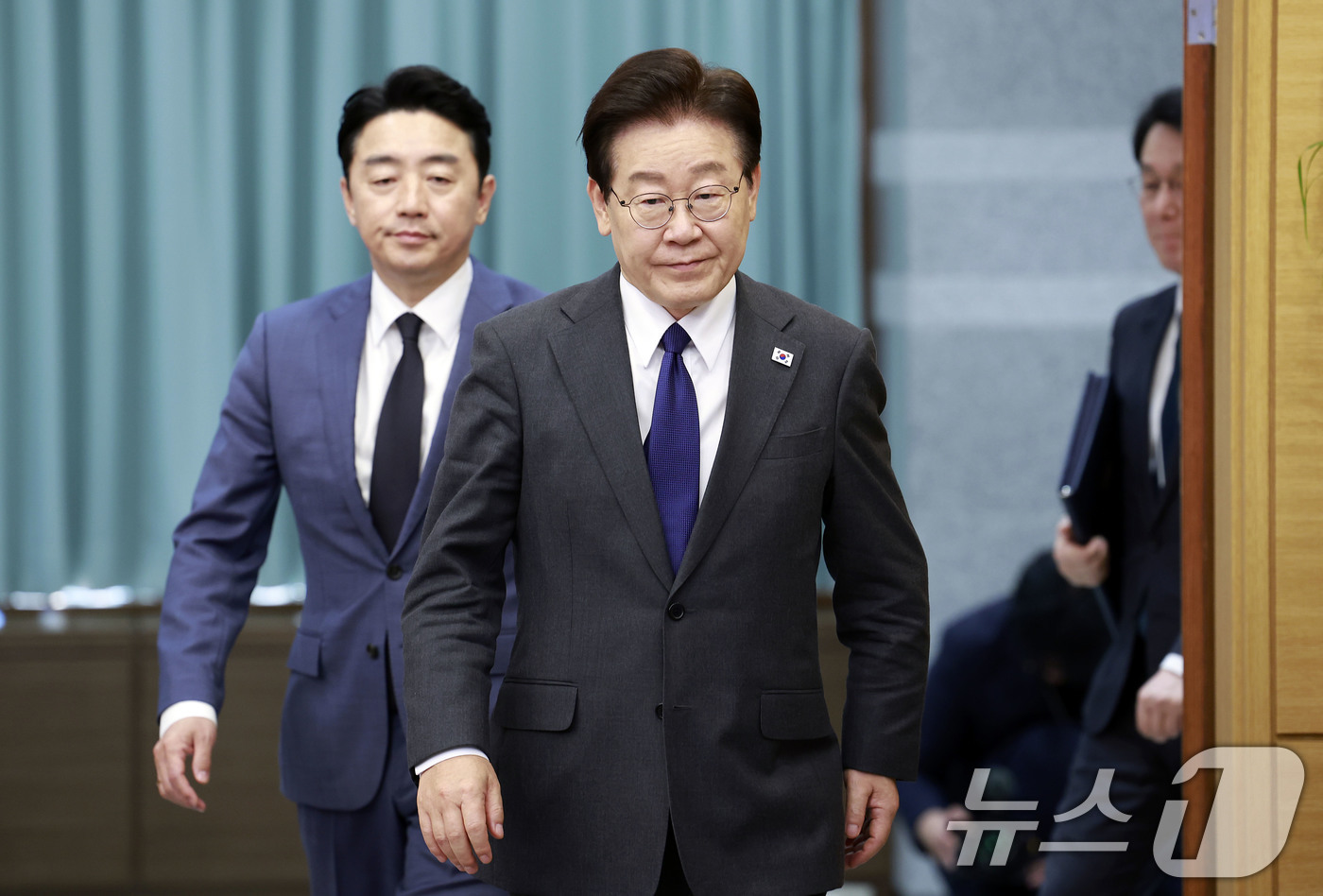 (서울=뉴스1) 이재명 기자 = 이재명 대통령이 30일 청와대에서 열린 수석보좌관회의에 입장하고 있다. (청와대통신사진기자단) 2026.4.30/뉴스1