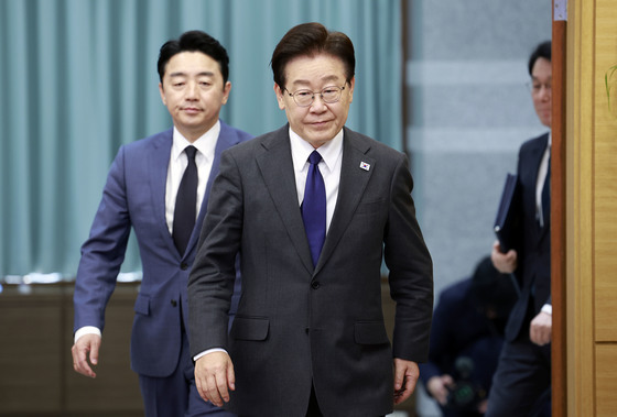 수석보좌관회의 입장하는 이재명 대통령