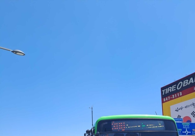 강릉 회전교차로서 1톤 포터와 시내버스 충돌…승객 13명 이송