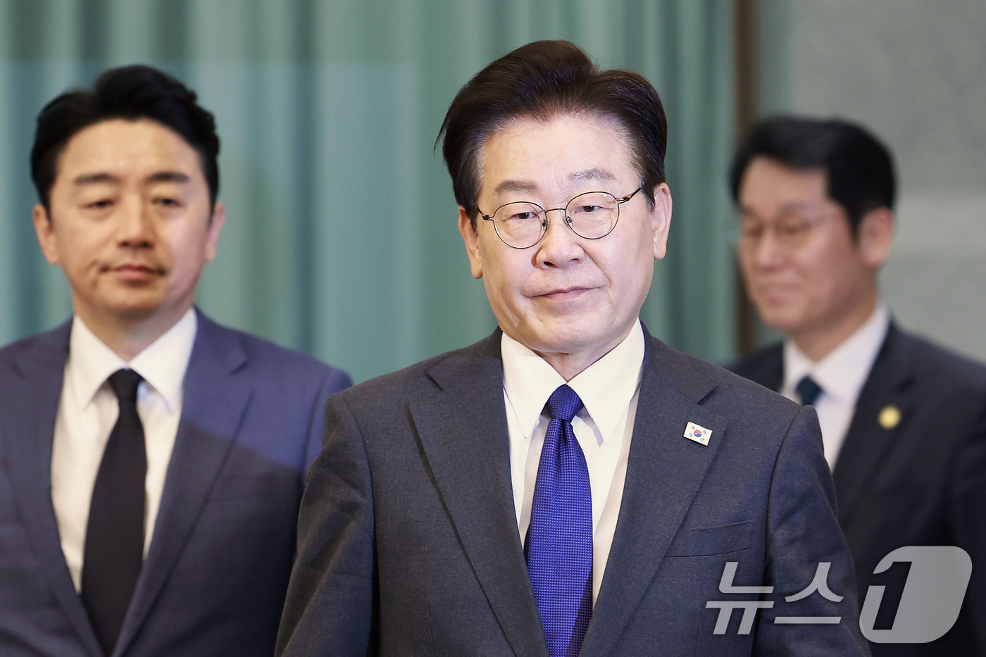 (서울=뉴스1) 이재명 기자 = 이재명 대통령이 30일 청와대에서 열린 수석보좌관회의에 입장하고 있다. (청와대통신사진기자단) 2026.4.30/뉴스1