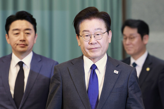 수석보좌관회의 입장하는 이재명 대통령