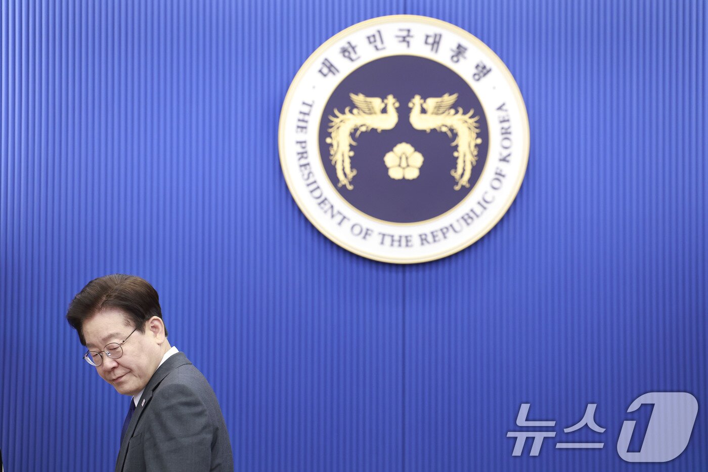 본문 이미지 - 이재명 대통령이 30일 청와대에서 열린 수석보좌관회의에서 자리에 착석하고 있다. (청와대통신사진기자단) 2026.4.30 ⓒ 뉴스1 이재명 기자