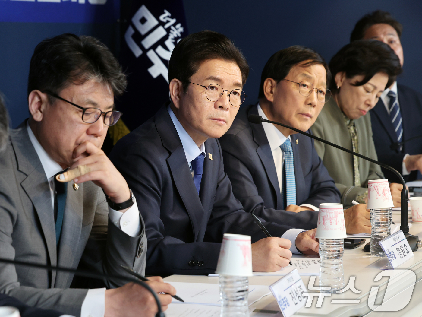 (서울=뉴스1) 황기선 기자 = 정원오 더불어민주당 서울시장 후보가 30일 오후 서울 여의도 더불어민주당 중앙당사에서 열린 전국직능대표자회의 타운홀미팅에서 참석자 발언을 경청하고 …