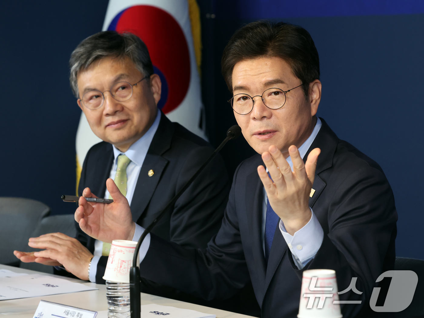 (서울=뉴스1) 황기선 기자 = 정원오 더불어민주당 서울시장 후보가 30일 오후 서울 여의도 더불어민주당 중앙당사에서 열린 전국직능대표자회의 타운홀미팅에서 발언을 하고 있다.  2 …