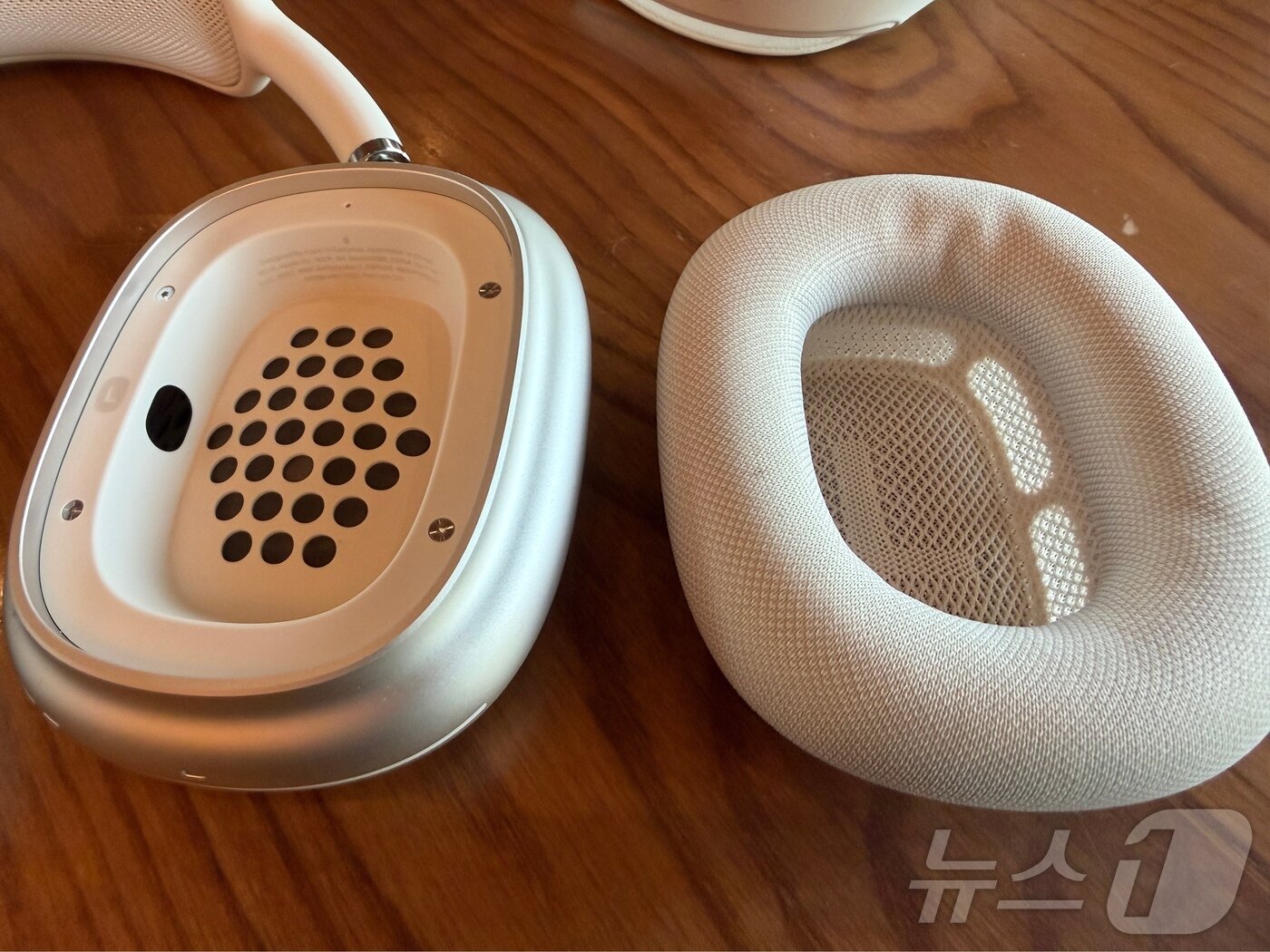 본문 이미지 - 에어팟 맥스2 이어 쿠션을 분리한 모습. 밝은 메쉬 소재로 이염과 오염 관리가 필요한 점이 확인된다.2026.04.30/ⓒ 뉴스1 김민수 기자