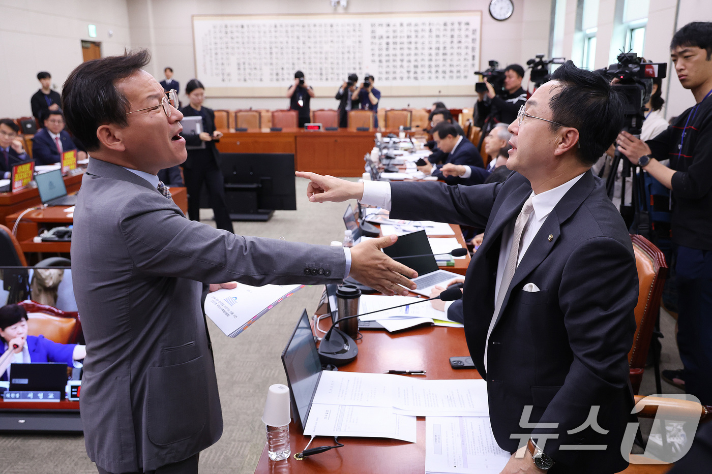 (서울=뉴스1) 신웅수 기자 = 박성준 더불어민주당 간사와 김형동 국민의힘 간사가 30일 서울 여의도 국회에서 열린 윤석열정권정치검찰조작기소의혹사건진상규명국정조사특별위원회 전체회의 …