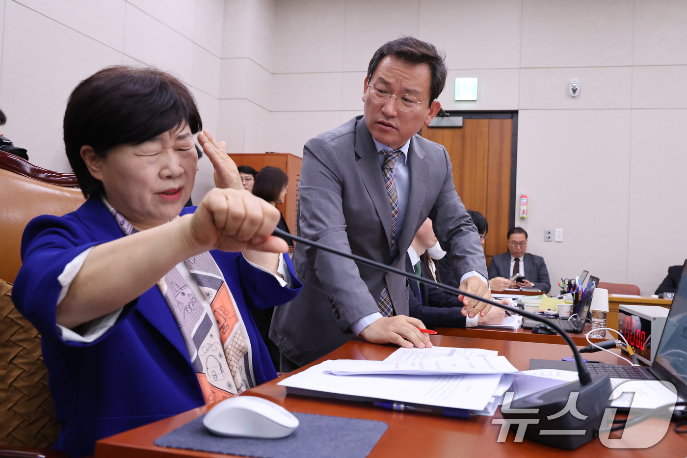 (서울=뉴스1) 신웅수 기자 = 서영교 위원장과 김형동 국민의힘 간사가 30일 서울 여의도 국회에서 열린 윤석열정권정치검찰조작기소의혹사건진상규명국정조사특별위원회 전체회의에서 언쟁을 …