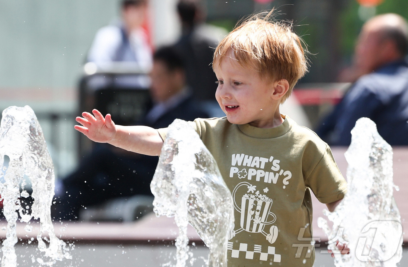 (서울=뉴스1) 임지훈 인턴기자 = 서울 낮 최고 기온이 22도까지 오르는 등 따듯한 봄 날씨를 보인 30일 서울 종로구 광화문광장 분수대를 찾은 아이가 더위를 식히고 있다. 20 …