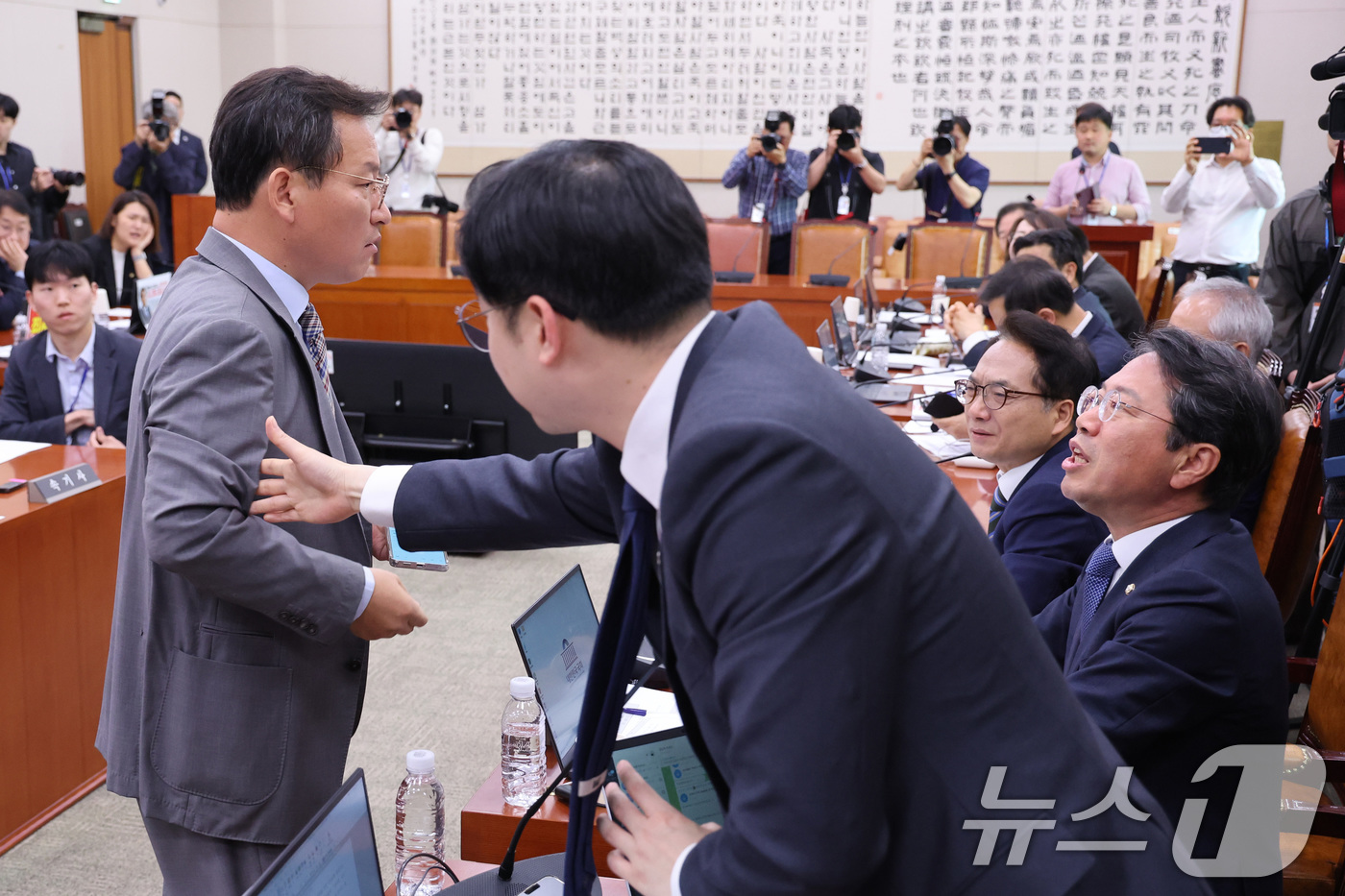 (서울=뉴스1) 신웅수 기자 = 김형동 국민의힘 간사와 김승원 더불어민주당 의원이 30일 서울 여의도 국회에서 열린 윤석열정권정치검찰조작기소의혹사건진상규명국정조사특별위원회 전체회의 …