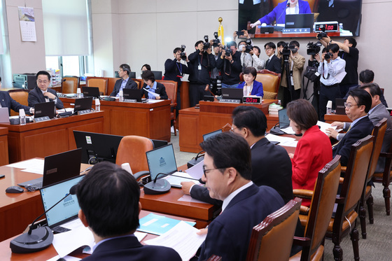 안건 상정하는 서영교 위원장