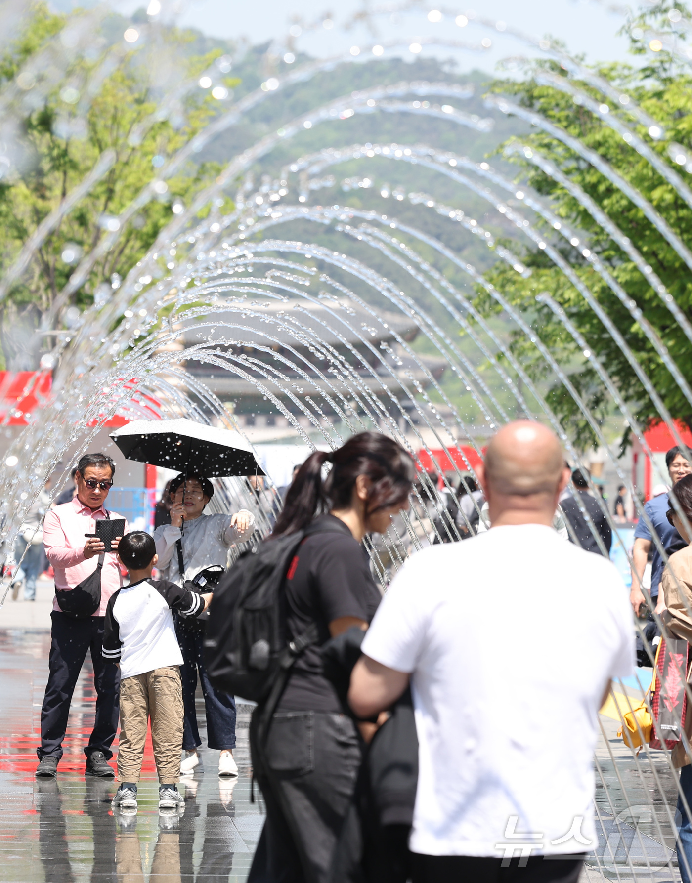 (서울=뉴스1) 임지훈 인턴기자 = 서울 낮 최고 기온이 22도까지 오르는 등 따듯한 봄 날씨를 보인 30일 서울 종로구 광화문광장 분수 터널을 찾은 시민들과 외국인 관광객들이 더 …