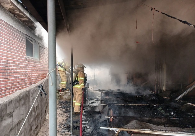 장흥 2층 주택서 화재…60대 심정지 상태 발견