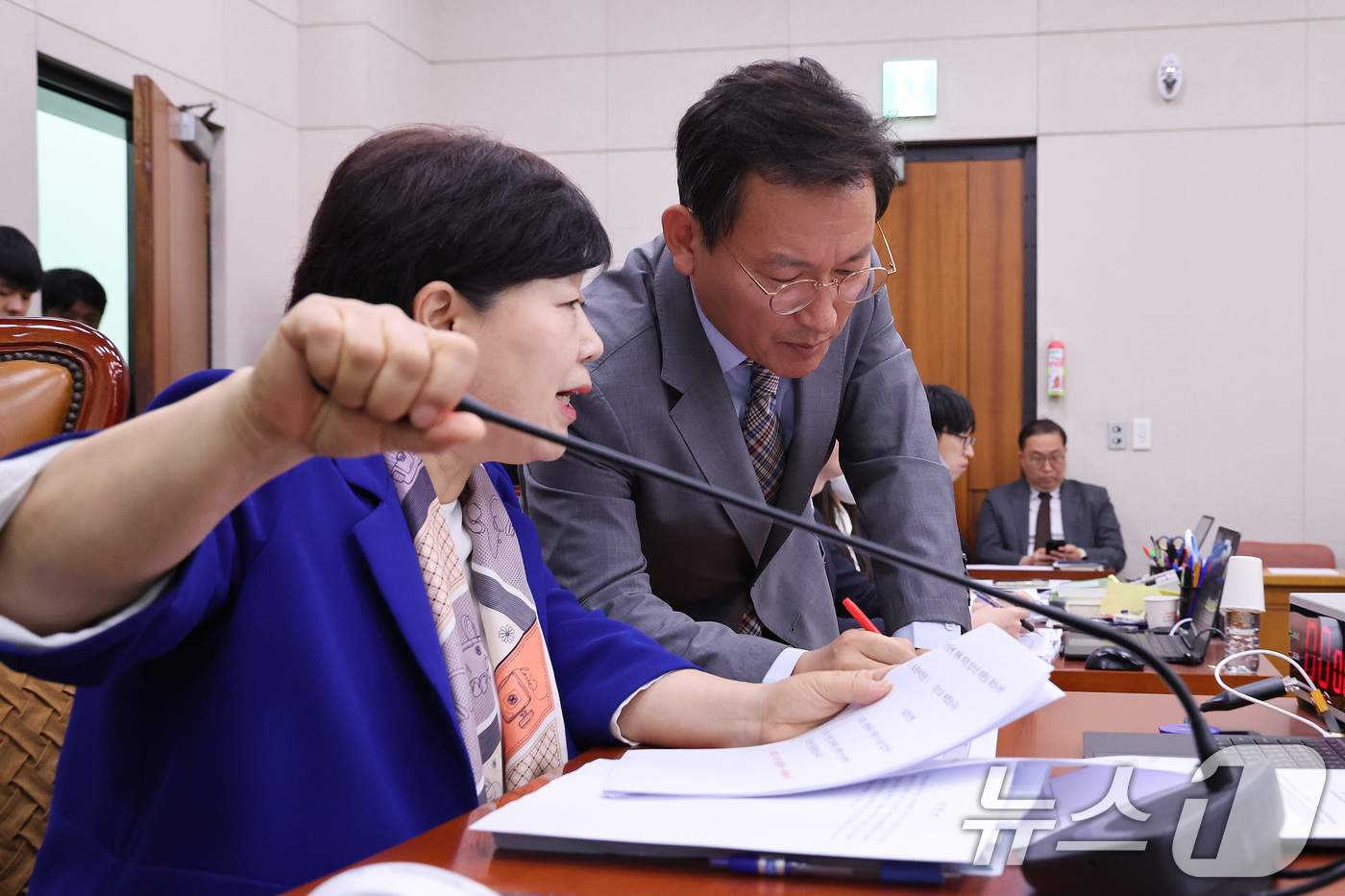 (서울=뉴스1) 신웅수 기자 = 서영교 위원장과 김형동 국민의힘 간사가 30일 서울 여의도 국회에서 열린 윤석열정권정치검찰조작기소의혹사건진상규명국정조사특별위원회 전체회의에서 대화하 …