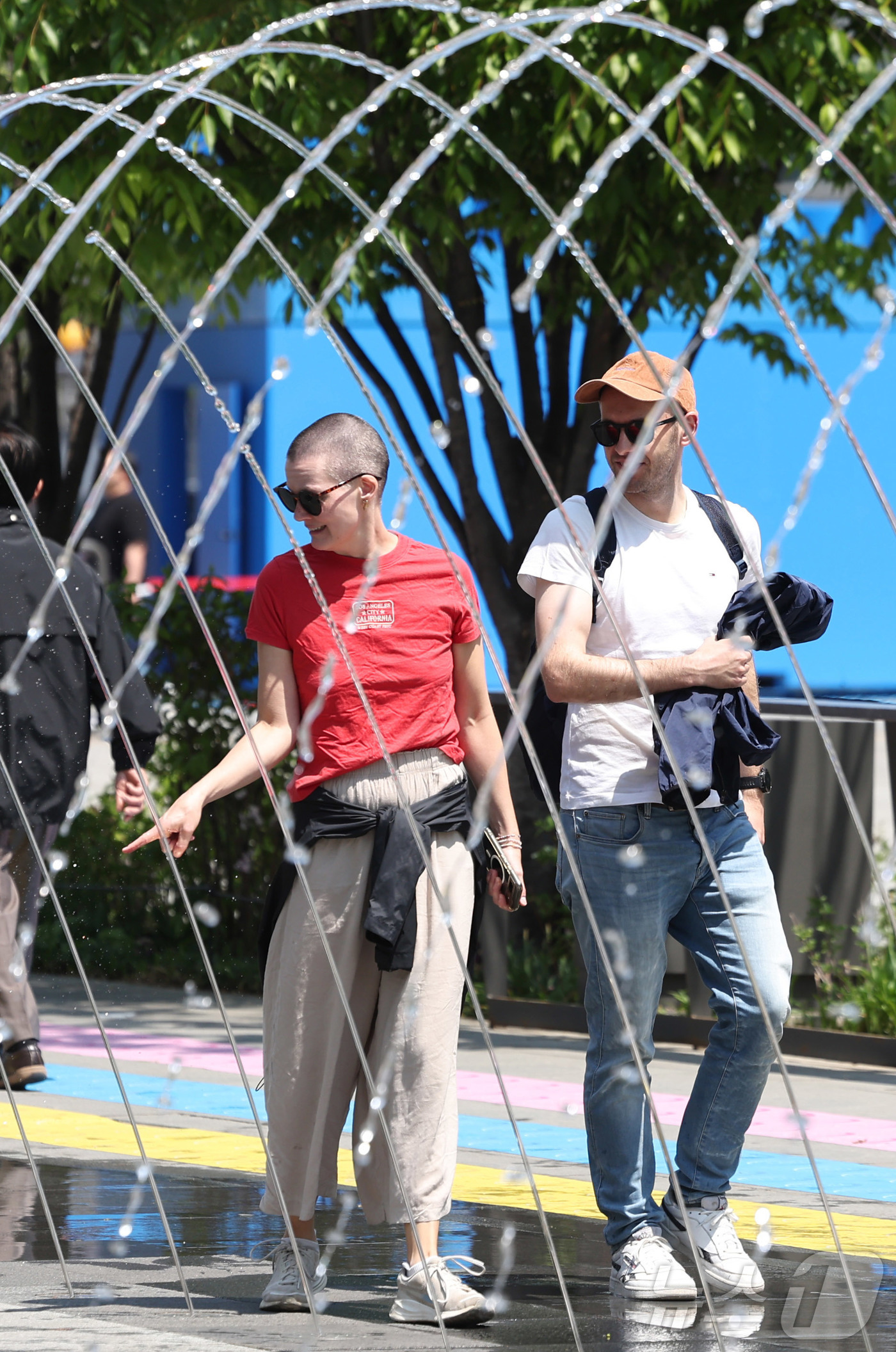 (서울=뉴스1) 임지훈 인턴기자 = 서울 낮 최고 기온이 22도까지 오르는 등 따듯한 봄 날씨를 보인 30일 서울 종로구 광화문광장을 찾은 외국인 관광객들이 분수 터널을 지나가고 …