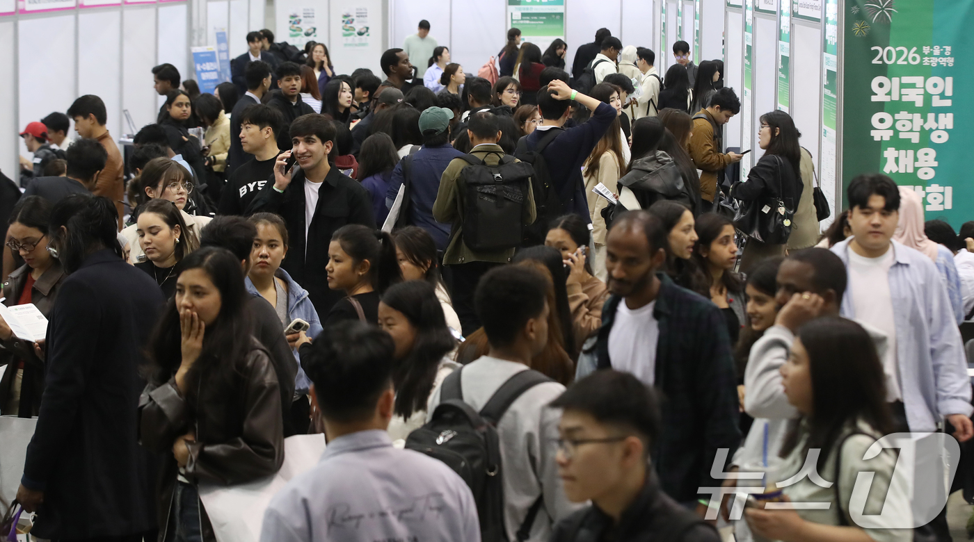 (부산=뉴스1) 윤일지 기자 = 30일 오후 부산 해운대구 벡스코 제2전시장에서 열린 부·울·경 지역 외국인 유학생을 위한 채용박람회 'BUSAN Dream Job Fair(부산 …