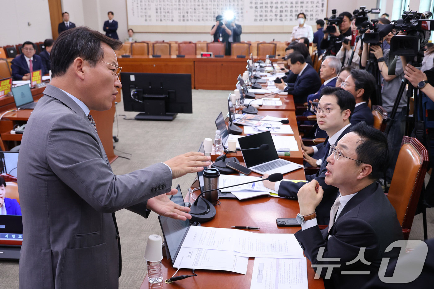 (서울=뉴스1) 신웅수 기자 = 박성준 더불어민주당 간사와 김형동 국민의힘 간사가 30일 서울 여의도 국회에서 열린 윤석열정권정치검찰조작기소의혹사건진상규명국정조사특별위원회 전체회의 …