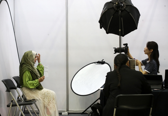 외국인 유학생 구직자의 면접용 사진 촬영