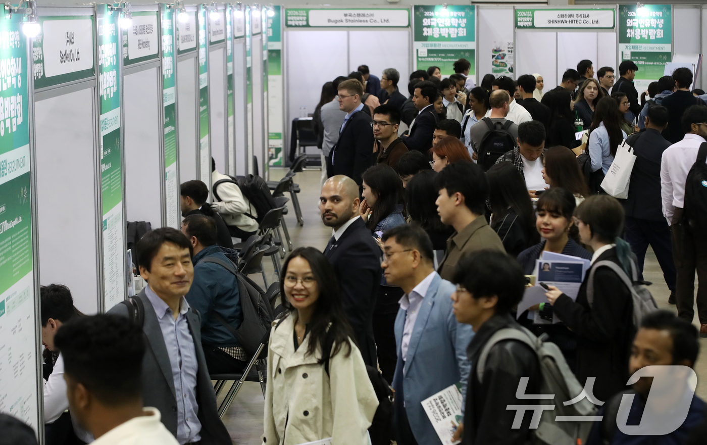 (부산=뉴스1) 윤일지 기자 = 30일 오후 부산 해운대구 벡스코 제2전시장에서 열린 부·울·경 지역 외국인 유학생을 위한 채용박람회 'BUSAN Dream Job Fair(부산 …