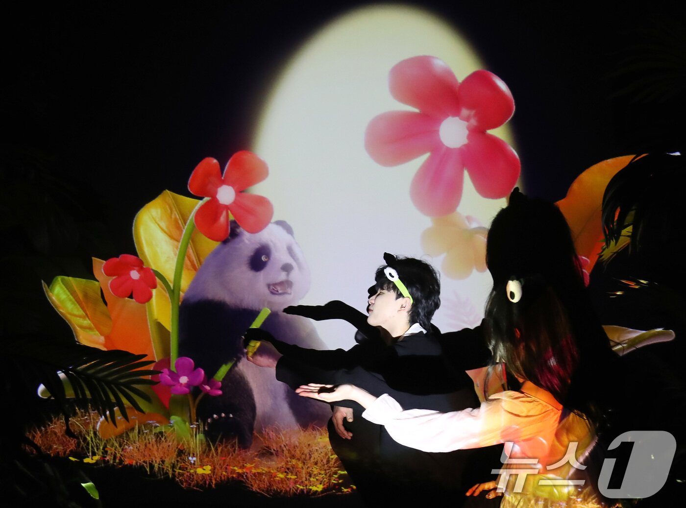 본문 이미지 - 30일 대구 달서구 이월드 83타워에서 600평 규모의 초대형 실감 미디어 테마파크 '글로우 사파리(Glow Safari)'가 첫선을 보이고 있다.  2026.4.30 ⓒ 뉴스1 공정식 기자