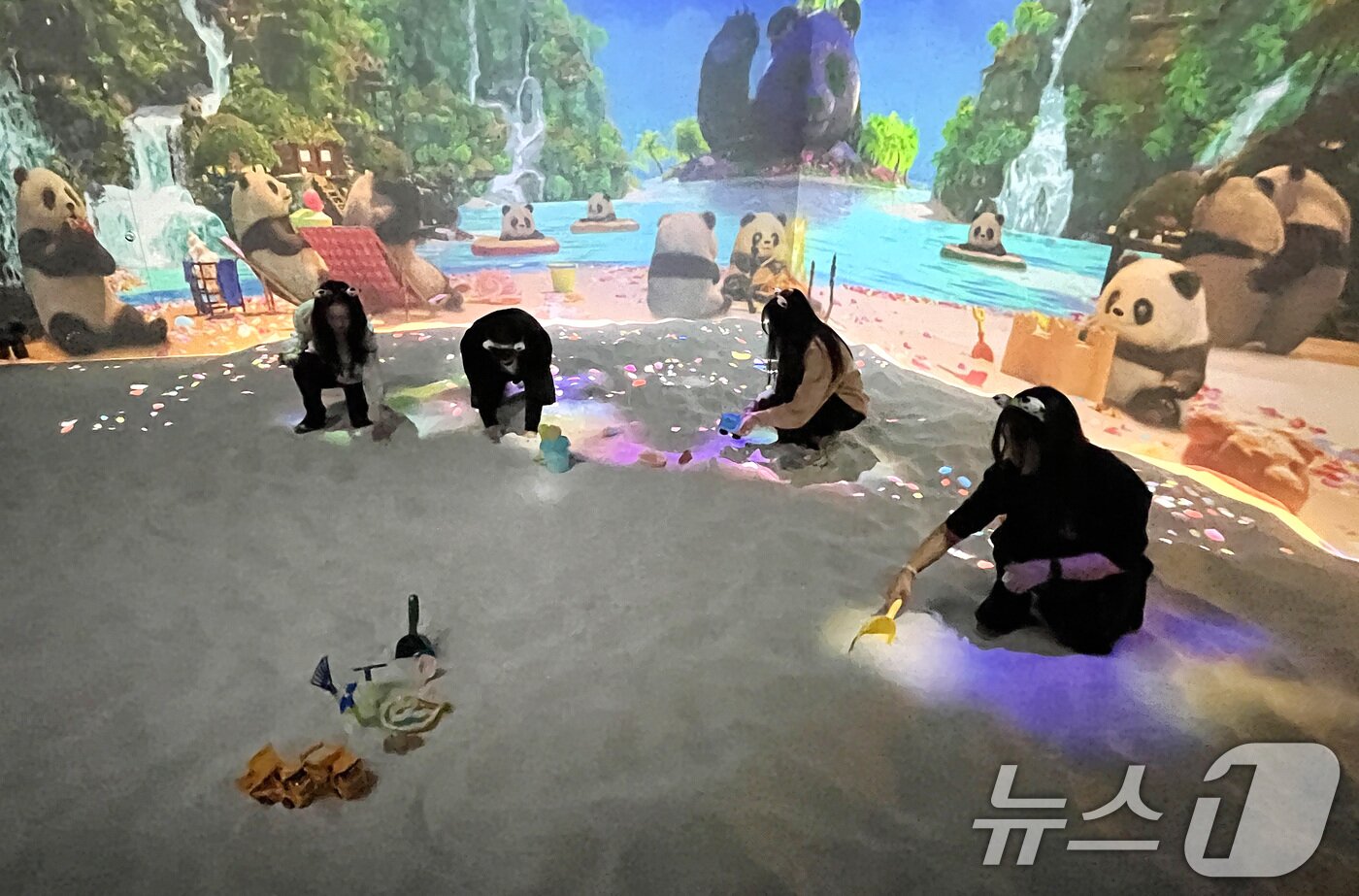 본문 이미지 - 30일 대구 달서구 이월드 83타워에서 600평 규모의 초대형 실감 미디어 테마파크 '글로우 사파리(Glow Safari)'가 첫선을 보이고 있다.  2026.4.30 ⓒ 뉴스1 공정식 기자