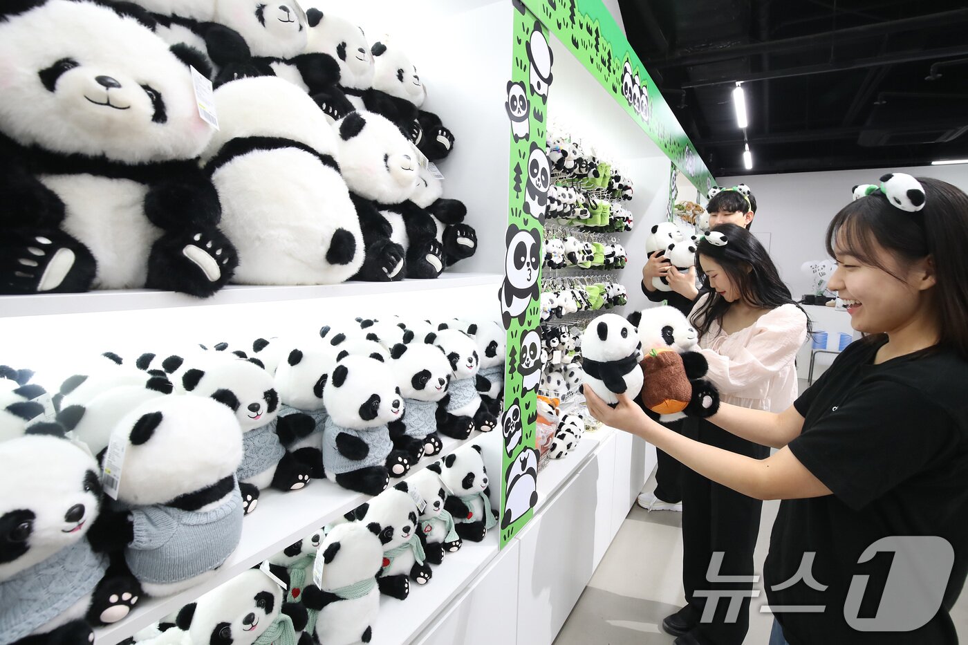 본문 이미지 - 30일 대구 달서구 이월드 83타워에서 첫선을 보인 600평 규모의 초대형 실감 미디어 테마파크 '글로우 사파리(Glow Safari)'에서 고객들이 판다 인형을 살펴보고 있다.  2026.4.30 ⓒ 뉴스1 공정식 기자