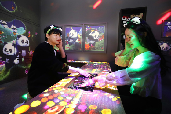 판다 하우스에서 신나는 음악